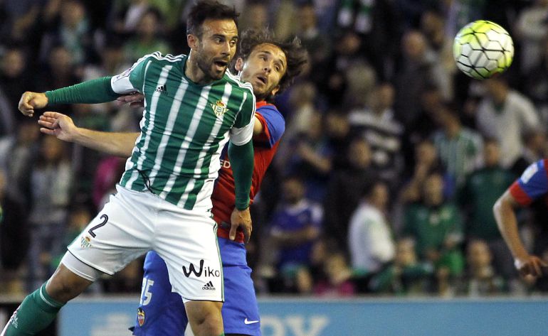Betis. Rafa Navarro disputa un balón en el Betis Levante del año pasado.
